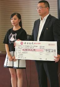 昨日上午,从榆林走出的著名民歌手王二妮助学基金成立。榆林市委副书记高中印、副市长张海峰、团市委书记殷海舰,及市委宣传部、市文明办、市教育局、市文广局、市总工会、市妇联等部门负责人出席成立仪式,王二妮向团市委、市希望工程捐出20万元。