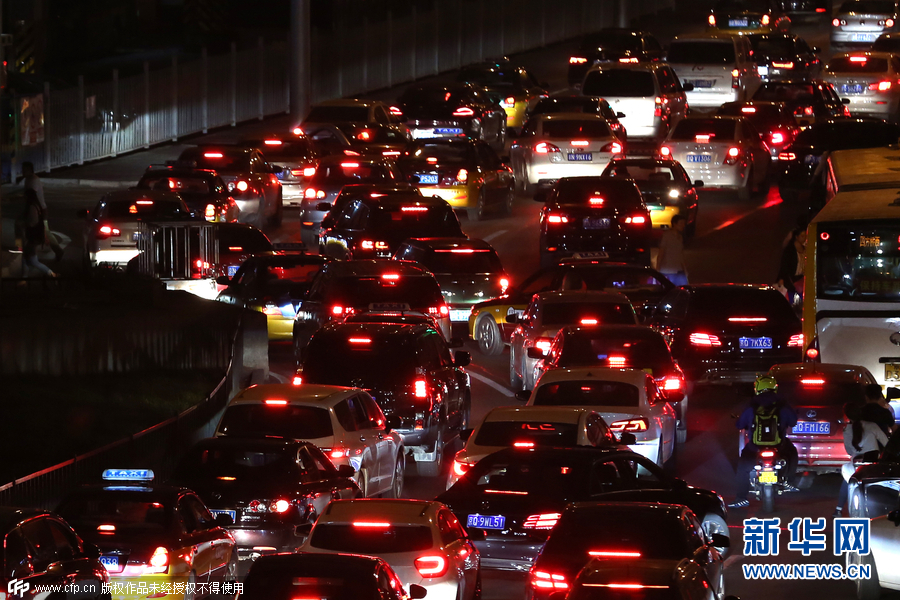9月21日,北京,国贸桥晚高峰时路面严重拥堵.片来源:cfp