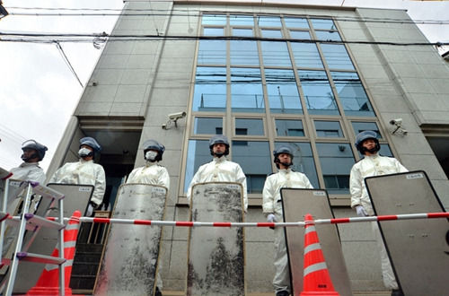 据日媒报道,日本大阪府警方本月9日对从该国最大黑社会组织山口组分裂出来的新组织主要团体“山健组”的事务所等多处地点进行了入室搜查