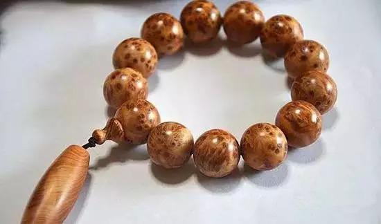 目前用榆树瘤子冒充万年陈化,是市场上崖柏造假的一种普遍做法,不知道