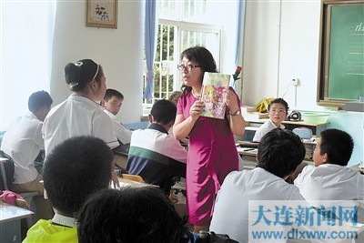 在向该校捐赠1300册图书的同时,大连市第九中学的两位老师走进课堂,为