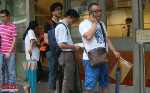 家长们在香港喇沙小学门口排队(图片来源:香港《南华早报》网站)