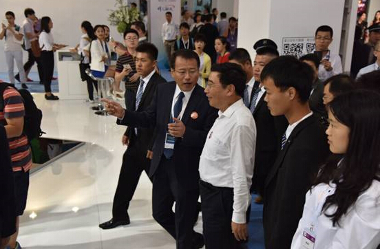 苗圩部长首先来到爱立信明星解决方案——基于云端的Wifi通话解决方案展台,爱立信展台技术专家为苗圩部长详细讲解了该解决方案的技术优势以及在行业中的领先地位。苗圩部长亲自拿起演示手机,和工作人员进行Wifi通话,苗圩部长连声称赞:好<b
