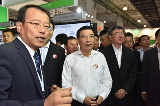 苗圩部长首先来到爱立信明星解决方案——基于云端的Wifi通话解决方案展台,爱立信展台技术专家为苗圩部长详细讲解了该解决方案的技术优势以及在行业中的领先地位。苗圩部长亲自拿起演示手机,和工作人员进行Wifi通话,苗圩部长连声称赞:好。