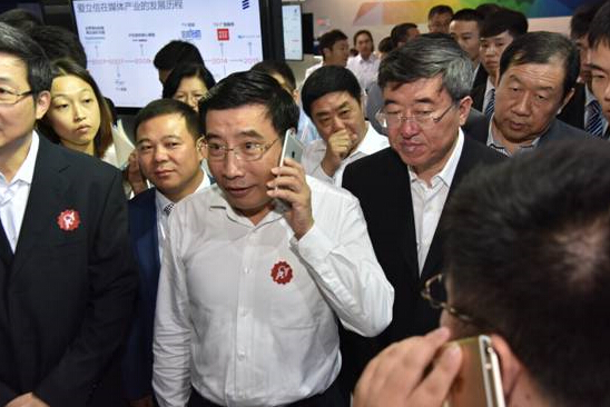 苗圩部长首先来到爱立信明星解决方案——基于云端的Wifi通话解决方案展台,爱立信展台技术专家为苗圩部长详细讲解了该解决方案的技术优势以及在行业中的领先地位。苗圩部长亲自拿起演示手机,和工作人员进行Wifi通话,苗圩部长连声称赞:好。