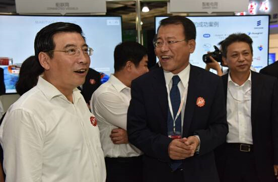 苗圩部长首先来到爱立信明星解决方案——基于云端的Wifi通话解决方案展台,爱立信展台技术专家为苗圩部长详细讲解了该解决方案的技术优势以及在行业中的领先地位。苗圩部长亲自拿起演示手机,和工作人员进行Wifi通话,苗圩部长连声称赞:好。