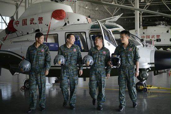 武警直升机大队闹市区开展空中投送训练(组图)