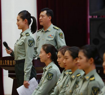 退役女兵遭疯抢,图为三军仪仗队首批退伍女兵就业招聘会现场.