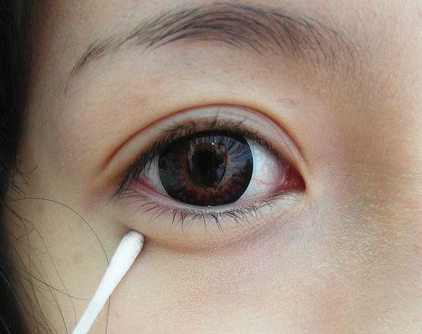 step 1:首先拿出棕色的眼线笔,接着在眼睛下方(适合自己的卧蚕高度)