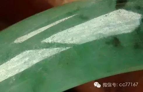 结构很散,经过酸处理以后,再注胶,因此看不到翡翠矿物结构,而且看上去