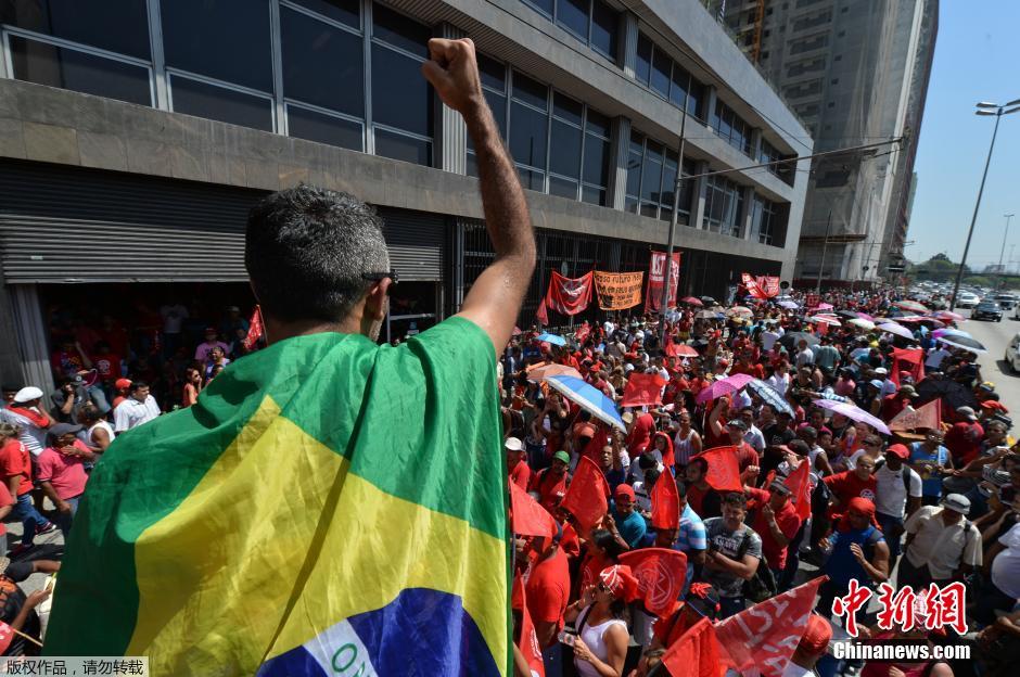 巴西数百名抗议者围攻财政部 反对经济紧缩计