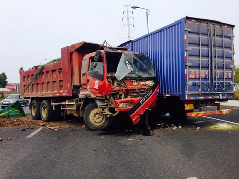 两辆货车相撞,一车"前脸"被毁(图)