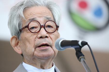 大江健三郎.