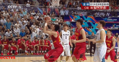 第四节竞赛,国家队年青外线周琦暴发,全队攻防两头体现出超高水准,在竞赛还剩1分钟时顺遂反超竞赛,而且顶住压力完结惊天大逆转!