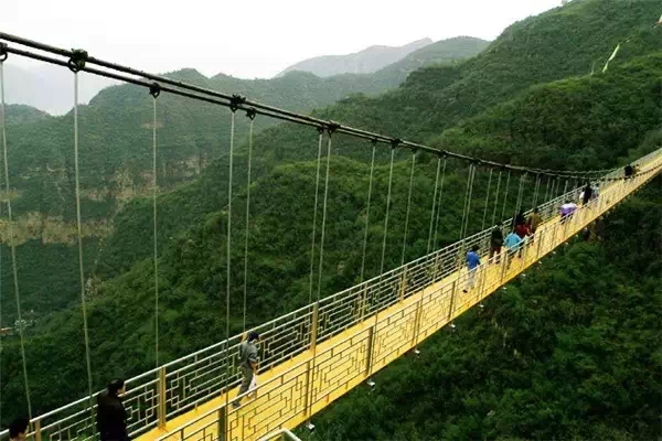 8米,采用四根直径54毫米,索桥跨度之长在华北地区所属罕见,桥南北两头