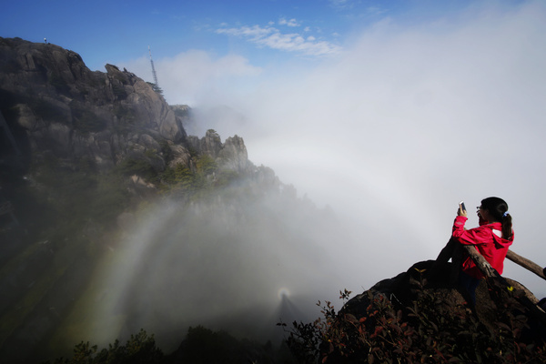 双佛光在黄山炼丹峰现身