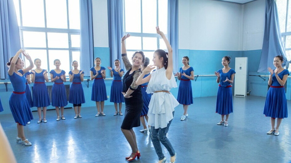 佟丽娅跳新疆舞