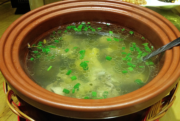 石橄榄排骨汤:汤清,味鲜,很喜欢这种清淡的汤.