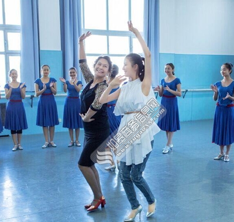 佟丽娅跳新疆舞忆青春 向母校老师致敬祝福