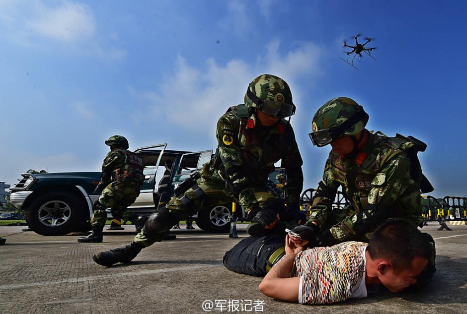 广东公安边防汇报演练 拐弯枪无人机抢眼(组图)