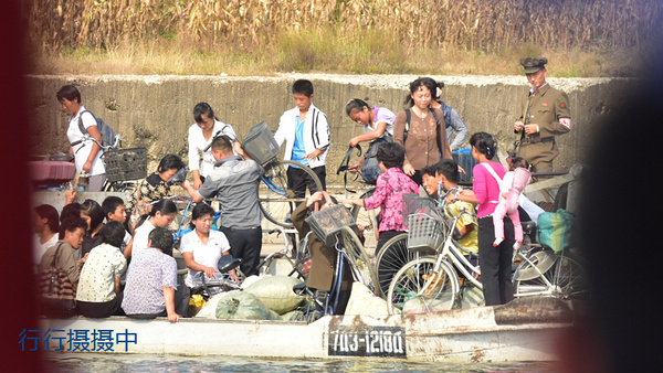 从丹东河口看对岸的朝鲜百姓生活