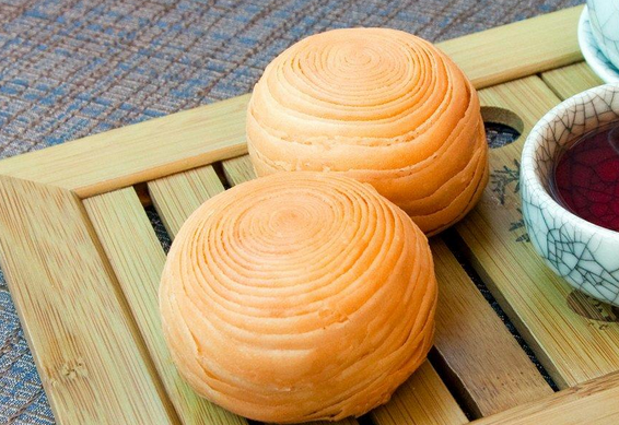 5,京式月饼:外形精美,皮薄酥软,层次分明,风味.