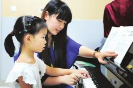 图为一名学生正在上钢琴课.资料图片资料图片