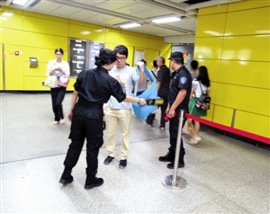 王汉文摄   广州地铁昨日起实施安检,每条出入口通道都配有安检员