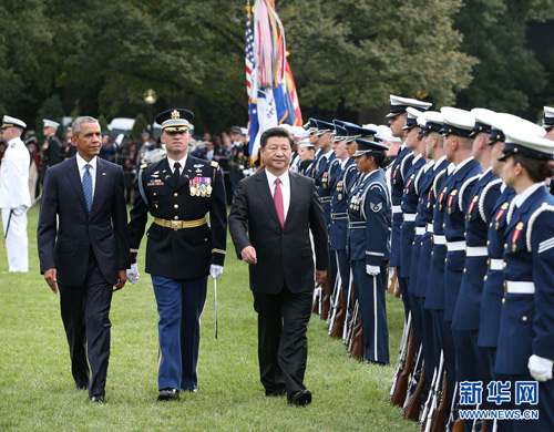 9月25日，中国国家主席习近平在华盛顿白宫南草坪出席美国总统奥巴马举行的欢迎仪式。 新华社记者 庞兴雷 摄