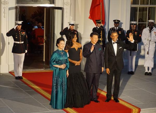 当地时间25日晚，奥巴马和夫人米歇尔在白宫东厅迎接习近平和彭丽媛，他们将出席在白宫举行的国宴。 澎湃新闻记者 郑怡雯