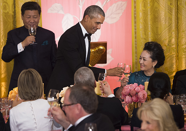 奥巴马向习近平夫妇敬酒。