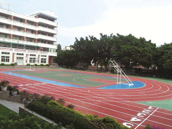 某小学操场仅供领导参观学生跑步算违纪