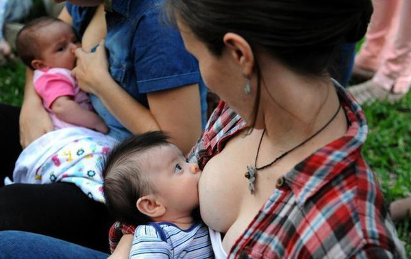 巴拉圭亚松森,妈妈们集会哺乳宝宝,争取公共场合哺乳权利.