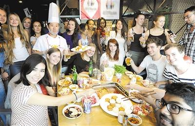 21国留学生吃火锅过中秋 月饼放在锅里烫