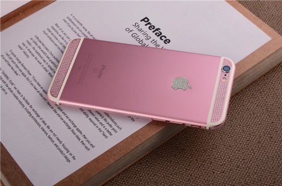 同样是玫瑰金,苹果官方的6s只能说是粉色,据他们网站介绍定制版的