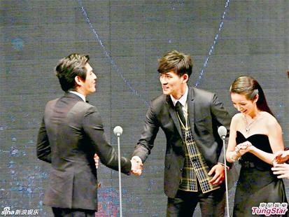 楚天都市报讯 图为:周渝民(右)给蓝正龙颁奖