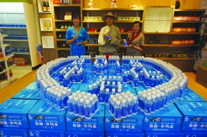 西藏好水进香港 每卖一瓶捐三角(组图)