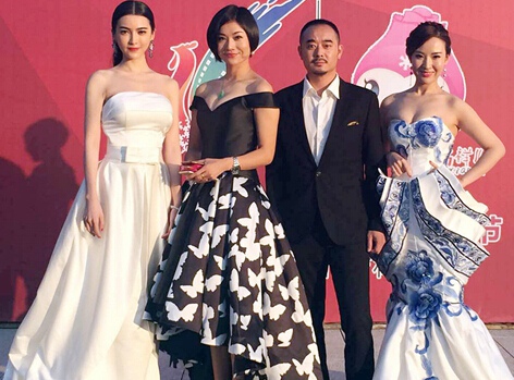 陈霖生(右二)与《摇滚水果》众女主金鸡百花电影节亮相