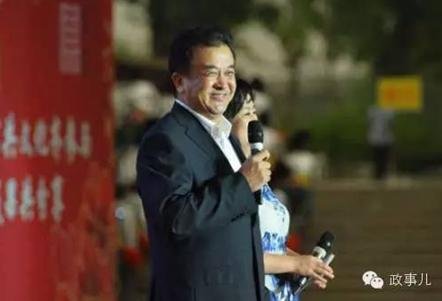 黄宏卸任后首亮相主持晚会