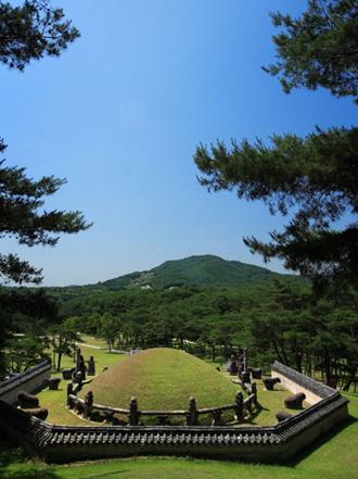 朝鲜王陵 ，共计约30位帝王的栖息地