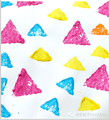 玩法:将海绵裁切成大小不同的三角形,沾上颜料,拓印在纸上,很漂亮的一
