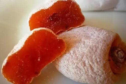 上图中的白色粉末不是霉菌,而是果肉里的糖分包覆在柿子饼上.