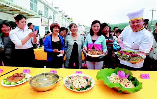 农村新报讯 26日,竹山县麻家渡镇举办乡村美食大赛,22位参赛群众精心