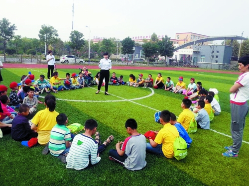 学府师生和福利院的小朋友一起做游戏