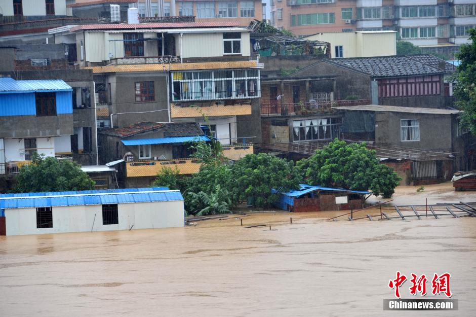 9月29日,受台风"杜鹃"影响,侨乡福建福清市区多处低洼地带的街道,民房