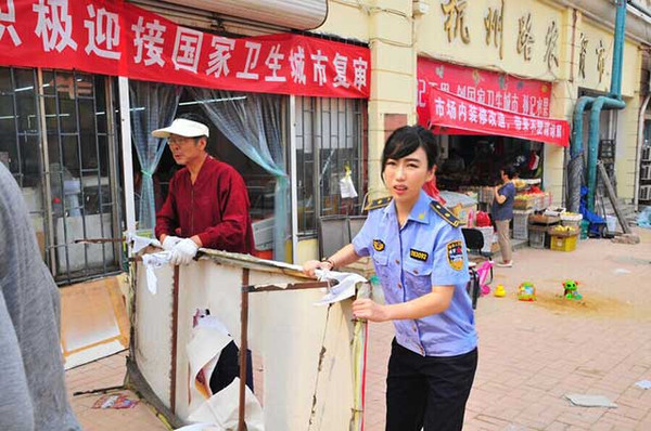 青岛美女城管走红 领导希望多些年轻人改变形象