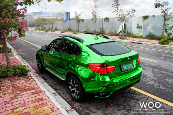 辆宝马x6车身贴膜改色电镀绿之后,看上去让人感觉满眼都是养眼的绿色