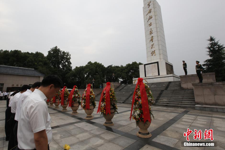 湖北宜昌千余市民在前缅怀英烈(组图)