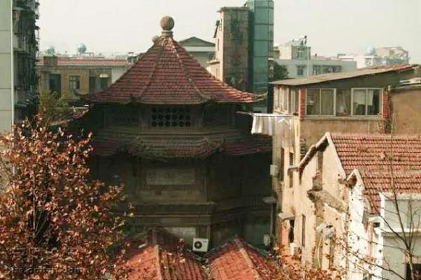 武漢市武昌區多個部分以及大成形象出資方特地就此回應磅礴新聞稱,三一堂不是文物愛護單元,不具備愛護代價。