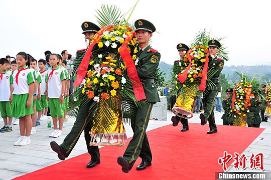 来到该县革命烈士纪念园,向烈士纪念碑敬献花篮,举行革命烈士公祭仪式